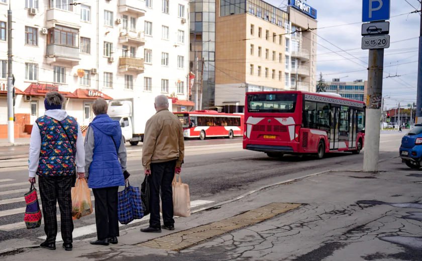 Предприниматель обманул 79-летнюю инвалида из Тулы со средством реабилитации   Так, в прокуратуру обратилась дочь инвалида I группы. Она рассказала, что предприниматель получил больше 15 тысяч рублей от пенсионерки по электронному сертификату за поставку устройства для чтения говорящих книг на флеш-картах. Однако в срок бизнесмен заказанную технику не предоставил.   Теперь ему придется исполнить свои обязательства и выплатить 100 тысяч рублей моральной компенсации.