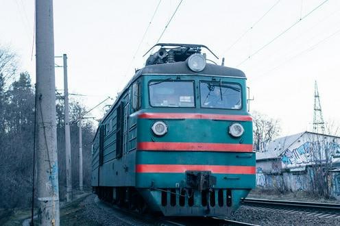 В Казахстане 52 человека включая детей отравились угарным газом в поезде во время съемок фильма Инцидент произошел в поезде который прибыл на вокзал Алматы 2 На место происшествия срочно направили 13 бригад скорой помощи пострадавших доставили в больницы десять детей госпитализированы двоих поместили в реанимацию остальные получили рекомендации лечиться амбулаторно В Казахстанских железных дорогах сообщили что поезд принадлежит частному перевозчику и был предоставлен киностудии для съемок деталей инцидента не уточнили По факту инцидента возбуждено уголовное дело по статье о нарушении правил охраны труда ведется следствие Подробнее на нашем сайте Актуальные новости из Центральной Азии fergananews