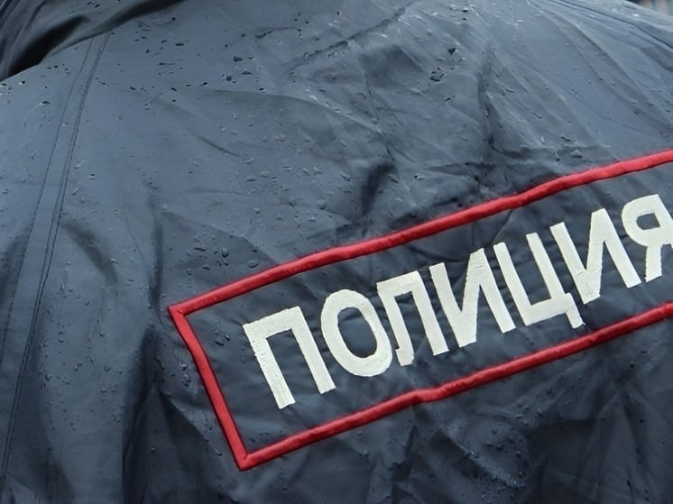 В 2025 году мигрантам запретили работать в отдельных сферах уже в 51 регионе России Как сообщила начальник главного управления по вопросам миграции МВД Валентина Казакова, число регионов с такими ограничениями растёт: если в 2023 году их было 15, в 2024 — 40, то в этом году уже 51 субъект. Под запрет чаще всего попадают торговля, перевозки, строительство, производство продуктов, а также работа в образовании и здравоохранении. Речь не идёт о полном запрете на труд мигрантов — ограничения касаются только некоторых видов деятельности. Решения принимаются на уровне региональных властей. Поддерживаете запрет на работу мигрантам? — да, нечего к нам приезжать — нет, из-за нехватки кадров цены растут
