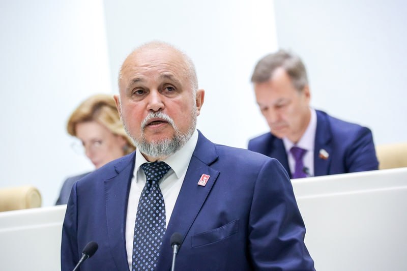 Министр энергетики РФ Сергей Евгеньевич Цивилев выступил на «правительственном часе» в Совете Федерации.    Он сообщил, что в рамках Энергетической стратегии до 2050 года утверждена генеральная схема размещения объектов электроэнергетики до 2042 года с инновационным подходом – реализацией проектов шестилетними циклами.    Особое внимание уделяется технологическому суверенитету. Разработаны программы развития для всех ключевых направлений: газа, нефти, угля и электроэнергетики. Электроэнергетика сталкивается с ростом спроса и необходимостью внедрения новых технологий. Модернизация энергокомплекса закладывает основу для промышленного роста, включая устранение «узких мест» в энергосистемах Юга, Сибири и Дальнего Востока.    В угольной отрасли, переживающей кризис, принята Программа структурного развития. Для повышения эффективности снижена стоимость перевалки угля в портах, введены скидки на железнодорожные перевозки и новые технологии доставки.  Отмечу, что во взаимодействии с Председателем Верховного Совета РХ Сергеем Михайловичем Соколом, а также руководителями угледобывающих предприятий ведётся работа по реализации этой программы в нашей республике.  Председатель Совета Федерации Валентина Матвиенко акцентировала внимание на необходимости перехода от сырьевого экспорта к глубокой переработке энергоресурсов. Она также предложила создать специальную межведомственную комиссию, которая будет заниматься отбором и поддержкой наиболее значимых инвестиционных проектов в этой сфере. Также Валентина Ивановна подчеркнула, что Совет Федерации готов оперативно работать над законодательными инициативами, направленными на развитие топливно-энергетического комплекса.