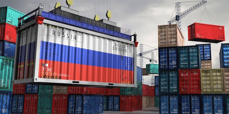 Торговый оборот России с дружественными странами — Азии, Африки и Латинской Америки вырос за четыре года в 1,5 раза. Об этом заявил Михаил Мишустин в ходе стратегической сессии по развитию транспортной инфраструктуры. Председатель Правительства подчеркнул, что в связи с санкционными ограничениями Россия перестраивает все основные маршруты движения товаров. «Мы расширяем коридор Север-Юг для повышения доступности перспективных рынков сбыта, создаем сопутствующую инфраструктуру, включая портовую, на Азово-Черноморском и Восточном направлениях», — уточнил Мишустин. Для обеспечения большей связанности регионов РФ также развиваются дорожная сеть и пассажирское транспортное сообщение. К примеру, пропускную способность Байкало-Амурской и Транссибирской магистралей увеличили до 180 млн тонн. Кроме того, идет работа по строительству высокоскоростной железнодорожной магистрали Москва — Санкт-Петербург протяженностью почти 680 км.