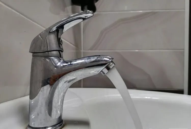 Без воды почти на весь день останется часть микрорайона Благовещенска В пятницу, 27 июня, без воды останется часть микрорайона Благовещенска и близлежащие районы. Подачу коммунального ресурса приостановят с 00:00 до 20:00. Ограничение необходимо для проведения работ на сетях водоснабжения диаметром 500 мм в районе дома на улице Тепличной. Без водоснабжения временно останутся потребители и социальные объекты по адресам: улица Студенческая, № 45, 45/1, 45/3, 45/5, 47, 49; улица Кантемирова, №№ 20, 22; улица Воронкова, №№ 12, 10; детский сад по ул. Студенческая, 45/7; поселок Радиоцентр №№ 1, 3, 5, 6, 7; село Чигири. "Возможно снижение напора в водопроводной сети в расположенных рядом районах. Просьба всем запастись водой!", - сообщается в Telegram-канале "РКС Благовещенск". ТЕЛЕПОРТ.РФ – здесь все об Амурской области Написать нам