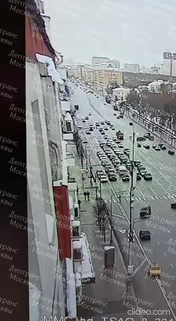 ДТП с грузовиком и автобусом на Ленинском проспекте: пострадали 8 человек