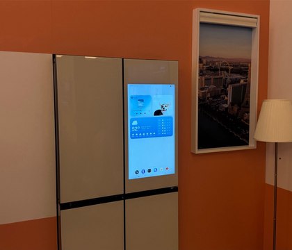 Samsung разрешила пользователям отключать рекламу на экранах их холодильников Корпорация Samsung выпустила обновление программного обеспечения для линейки своих премиальных умных холодильников Среди приносимых им новшеств возможность отключения встроенной рекламы Ранее компания без предупреждения начала показывать рекламу на экранах приобретенных потребителями холодильников что ожидаемо вызвало недовольство аудитории и дискуссии в сети касающиеся вопроса полноты владения купленными устройствами