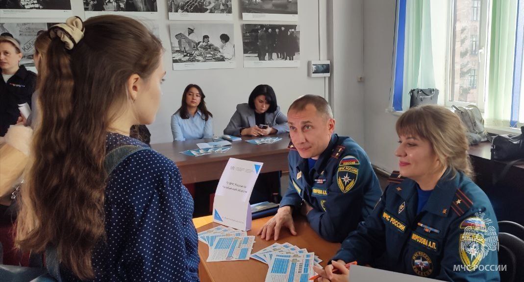 В Южно-Уральском государственном университете прошла Ассамблея работодателей. Активное участие в ней приняли сотрудники МЧС России.   Это уникальное в своем роде мероприятие по развитию сотрудничества и трудоустройству студентов и выпускников. Представители чрезвычайного ведомства не могли его пропустить.     Молодым ребятам рассказали о возможностях и условиях службы, социальных гарантиях. Встреча нашла положительный отклик и несколько студентов изъявили желание пройти практику в подразделениях Главного управления.     Ты можешь последовать их примеру, сделать первый шаг к стабильности и успешной карьере! Узнай про вакансии, обучение и поступление на службу на нашем официальном сайте.