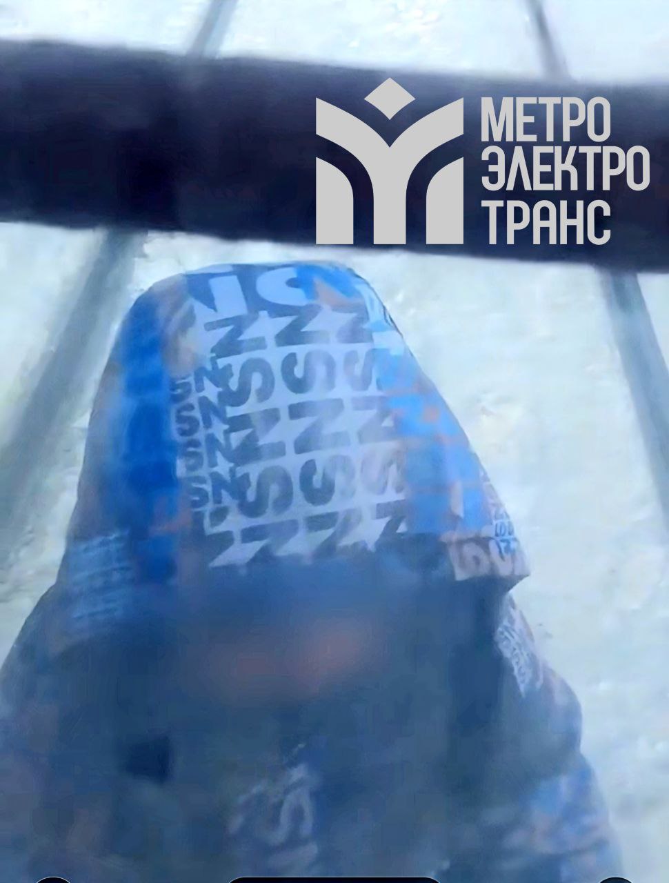 В Казани активизировались подростки зацеперы сообщает МУП Метроэлектротранс и делится фото Родителей попросили внимательнее присматривать за детьми и напомнили что они несут ответственность за действия своих чад административную 4 тысячи рублей штрафа или случись что уголовную штраф до 300 тысяч или лишение свободы на срок до двух лет Пассажиров заметивших зацеперов на трамваях просят сообщать об этом водителям inkazanischa теперь и в МАХ