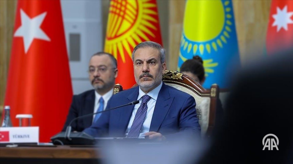Глава МИД Турции Хакан Фидан примет участие в неформальной встрече СМИД ОТГ Глава МИД Турции Хакан Фидан 20-21 мая совершит визит в Будапешт для участия в неформальной встрече Совета министров иностранных дел СМИД Организации тюркских государств ОТГ . Фидан также будет сопровождать президента Турции Реджепа Тайипа Эрдогана на неформальном саммите ОТГ. В последний раз в заседании Совета министров иностранных дел Фидан принимал участие 6 ноября 2024 года, перед саммитом в Бишкеке. На неформальной встрече СМИД ОТГ 21 мая, глава МИД Турции, как ожидается, заявит, что в условиях, когда международная система переживает трудные времена в обеспечении мира, стабильности и справедливости, страны ОТГ демонстрируют растущее региональное лидерство и постоянно укрепляют сотрудничество между собой. Фидан подчеркнет необходимость помнить о том, что страны ОТГ являются частью великого Тюркского мира и действовать с этим осознанием, предпринимая шаги в данном направлении. ↘ Подробнее на нашем сайте: v.aa.com.tr/3573794 24/7 в сутки с Агентством «Анадолу»