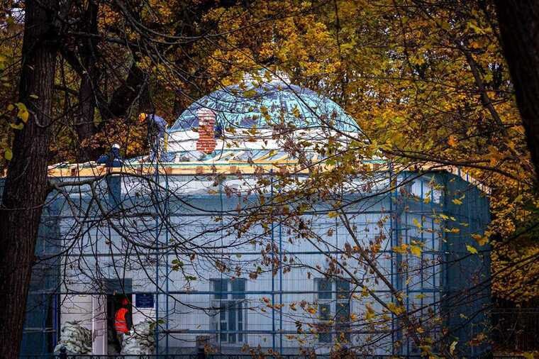 Столичные власти с помпой объявили о реставрации музей-заповедника «Кузьминки-Люблино». Куча времени, куча денег. И вот, счастье. Убрали строительные в леса с верхней части Музыкального павильона   конный двор . И местные жители с удивлением обнаружили, что ….ничего не изменилось.  Оказалось, что реставрация этого объекта была поручена компании «Ренессанс-Реставрация» - главному фигуранту уголовного дела о получении госзаков на реставрацию в обмен на взятки и откаты.  Под стражей сейчас находится генеральный директор АО "Ренессанс-реставрация" Иван Селило , который обвиняется в даче взяток за заключение АО "Ренессанс-реставрация контрактов с Московским государственным театром эстрады государственных контрактов. В результате либо ничего не делалось, либо цены на работы завышались. Только по этому объекту бюджету Москвы нанесен ущерб на сумму около 38 млн рублей.  АО "Ренессанс-реставрация" находится в Санкт-Петербурге, но госзаказы получала в Москве и занималась реконструкцией исторических зданий, в том числе домом-музеем Бахрушина, усадьбами "Кузьминки" и "Останкино" и др.  Источник: Футляр от виолончели - РУСПРЕС