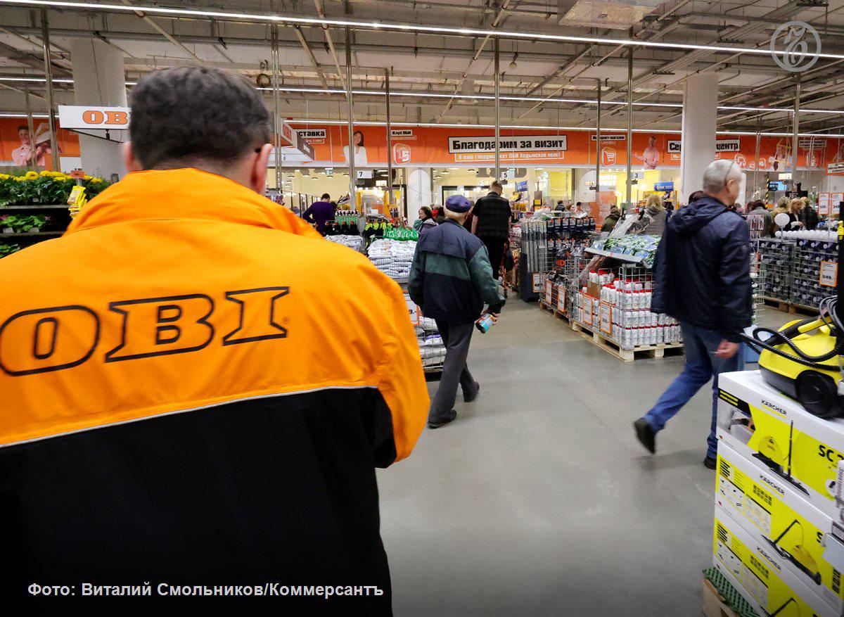 Сеть гипермаркетов OBI может сменить свое название на QBI, узнал «Ъ». Ритейлер подал заявку на регистрацию бренда в графическом начертании — этим путем компании обычно идут, готовя новые варианты вывесок.   Подбор названия для компании — вынужденная мера после расторжения лицензионного договора с немецкой OBI GmbH и смены собственника.    Розничная сеть OBI работает в РФ с 2003 года и специализируется на продаже DIY-товаров. Это один из крупнейших профильных ритейлеров России.   #Ъузнал