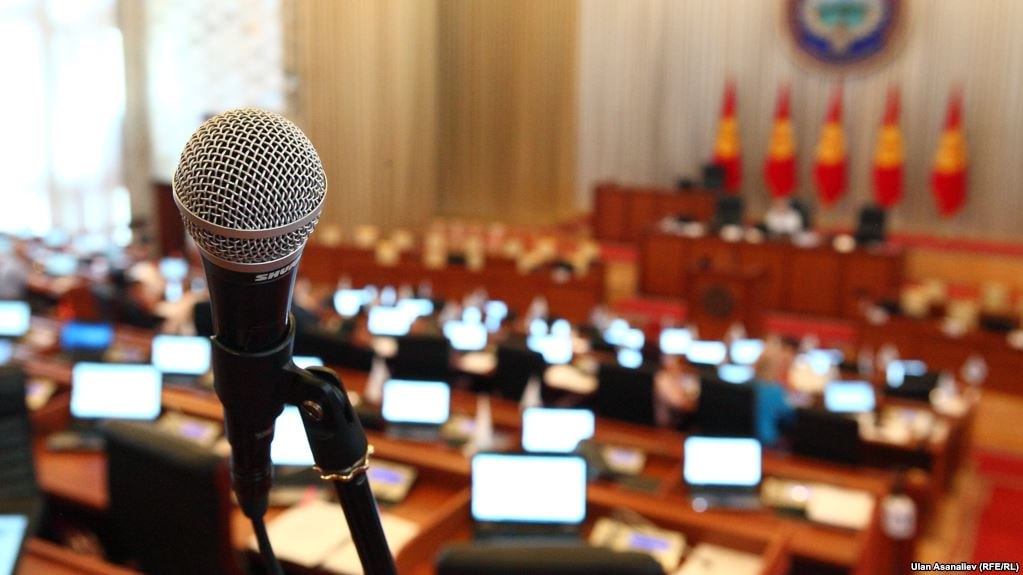 Предстоящие выборы Проверять кандидатов в депутаты на знание госязыка не будут Об этом выступая на втором Кыргызско Российском образовательном форуме заявил заместитель председателя кабмина Эдиль Байсалов По его словам принятый ранее закон о государственном языке вызвал в обществе активные обсуждения и неоднозначную реакцию поскольку требовал от государственных служащих в том числе депутатов владения кыргызским языком на уровне не ниже А2 Эдиль Байсалов напомнил что еще весной этого года заявлял о возможности отсрочки введения данного требования на несколько лет чтобы дать время для более плавного и справедливого перехода а также для подготовки необходимых условий и ресурсов news24kg