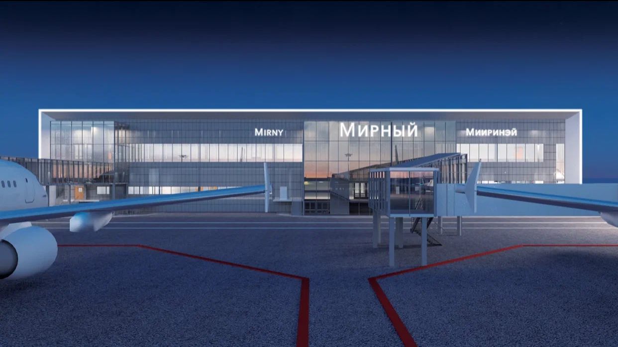 Новый аэропорт Мирного откроется в 2027 году Строительство аэровокзального комплекса и служебно технических объектов завершено на 80 сообщила алмазодобывающая компания АЛРОСА При этом новость сопроводила не реальным фото со стройки а рендером будущего аэропорта Создание нового аэропорта в Мирном началось в 2021 году в трех километрах от действующего Завершиться должно было в 2024 м но сроки сдвинулись из за проблем с растеплением грунтов подземными водами Их удалось решить отмечают в компании Проект финансируется федеральным бюджетом строительство объектов аэродромной инфраструктуры и компанией АЛРОСА аэровокзальный комплекс инженерные сети подъездная дорога На долю последней приходится около половины всего объема инвестиций который превышает 20 млрд руб В аэропорту будут ВПП длиной 2860 метров и шириной 44 метра перрон на 18 мест стоянки ВС и две рулежные дорожки терминал пропускной способностью 300 пассажиров в час с двумя телетрапами Пристегните ремни