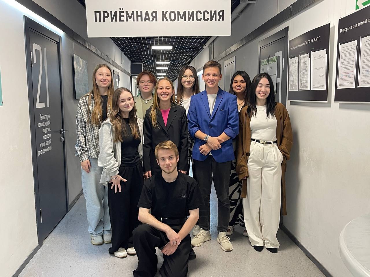 В колледжах и техникумах Краснодарского края продолжается приемная кампания Об этом в своих соцсетях рассказала вице-губернатор Анна Минькова. – В 137 учреждениях СПО уже приняли свыше 107,2 тысячи заявлений, из них 49,8 тысячи – на бюджетные места. В этом году особенно популярны такие профессии, как повар, автослесарь, электромонтажник, строитель, учитель начальных классов, специалисты в сфере туризма и работники транспорта, – написала Анна Минькова. Почти 5 тыс. абитуриентов будут обучаться на востребованных специальностях по проекте «Профессионалитет», который реализуют в рамках нацпроекта «Молодежь и дети».
