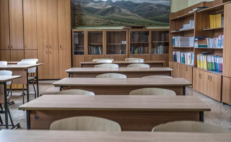 В селах Красноярского края за два года закрылись 26 школ По статистике Минпросвещения в 2022 году учреждений было 517 а сейчас осталось 491 В краевом Министерстве образования объясняют это демографией детей попросту нет Сейчас в сельских школах региона учатся 74 тысячи детей Для сравнения в городах края работают 380 школ но они обслуживают почти 300 тысяч учеников Подробнее на Бабре красноярск kras 24