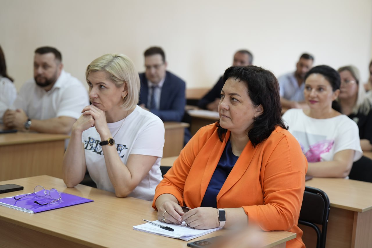 Представители ЛНР, ДНР, Херсонской и Запорожской областей прошли обучение в Ростовском государственном медицинском университете Минздрава России Занятия проводились для специалистов территориальных фондов обязательного медицинского страхования новых регионов по организационно-правовым основам деятельности в сфере ОМС. До присоединения к Российской Федерации в ЛНР, ДНР, в Херсонской и Запорожской областях во главу угла оказания медицинской помощи было поставлено не обязательное медицинское страхование, а бюджетное финансирование. Теперь новые субъекты Российской Федерации в течение переходного периода - до 1 января 2026 года – должны интегрироваться в законодательство РФ. - Разумеется, все справились, - говорит и.о. проректора по региональному развитию и взаимодействию с субъектами Российской Федерации Наталья Сергеевна Алексеева. – И теперь обученные специалисты будут помогать коллегам. ТФОМС новых территорий очень заинтересованы в обучении, более того, они налаживают контакты с преподавателями нашего университета, которые смогут их консультировать по всем возникающим вопросам. Что не менее значимо – завязываются добрые человеческие отношения, люди чувствуют нашу поддержку и это для них очень важно. Единодушно группа отметила теплый прием, оказанный на Донской земле. Подробнее читайте на сайте РостГМУ