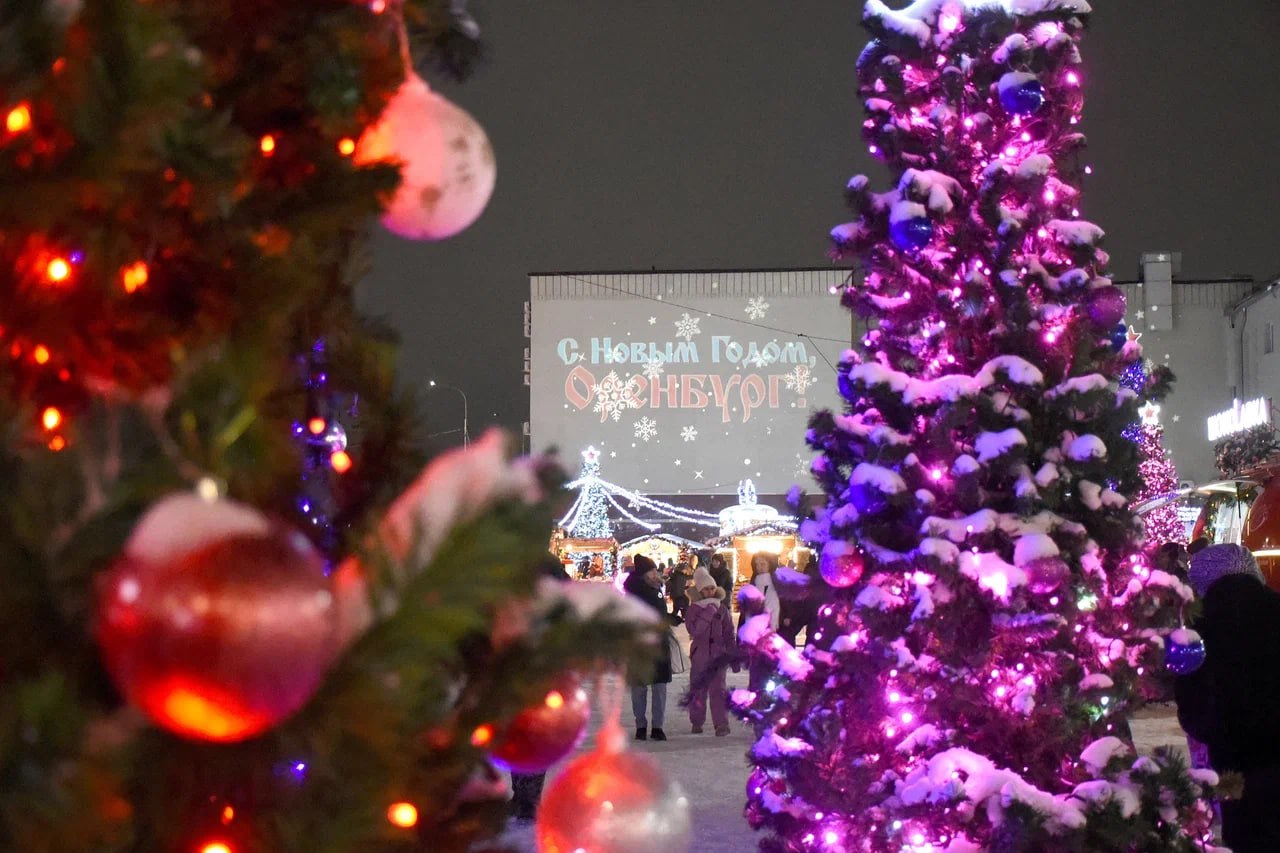 Новогодние советские мультфильмы покажут на главной площади Оренбурга 31 декабря площадь имени Ленина превратится в новогоднюю гостиную под открытым небом С 19 00 до 23 00 на большом экране будут показывать классические мультпликационные ленты студии Союзмультфильм знакомые нескольким поколениям зрителей сообщает мэрия В программу марафона вошли Тимошкина елка реж В Дегтярев 1966 10 минут Снеговик почтовик реж Л Амальрик 1955 20 минут Новогоднее путешествие реж П Носов 1959 11 минут Новогодняя сказка реж В Дегтярев 1972 18 минут Дед Мороз и серый волк реж В Бордзиловский 1978 18 минут orengorodovoy теперь и в МАХ