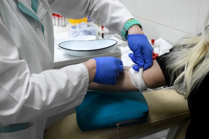 В Ачинской межрайонной больнице пациентку заразили ВИЧ Женщину инвалида в Ачинской межрайонной больнице заразили ВИЧ сообщили в объединенной пресс службе судов Пациент обратилась в суд с иском к медучреждению о взыскании компенсации морального вреда В нем говорится что 12 июля 2022 года ей было проведено оперативное лечение Перед этим она сдавала анализы ВИЧ не было 11 августа 2022 года от специалистов Центра СПИД она узнала что инфицирована Поскольку женщина является инвалидом первой группы не имеет возможности самостоятельного передвижения находится дома под наблюдением супруга она посчитала что заражение произошло в медицинском учреждении У мужа тест отрицательный Суд первой инстанции поддержал ее и взыскал с медицинского учреждения компенсацию морального вреда в размере 500 000 руб Суд апелляционной инстанции согласился с выводами суда о некачественном оказании медицинских услуг повлиявшем на состояние здоровья пациента и течение заболевания Решение вступило в законную силу Тормозит Телеграм Читай Newslab в MAX