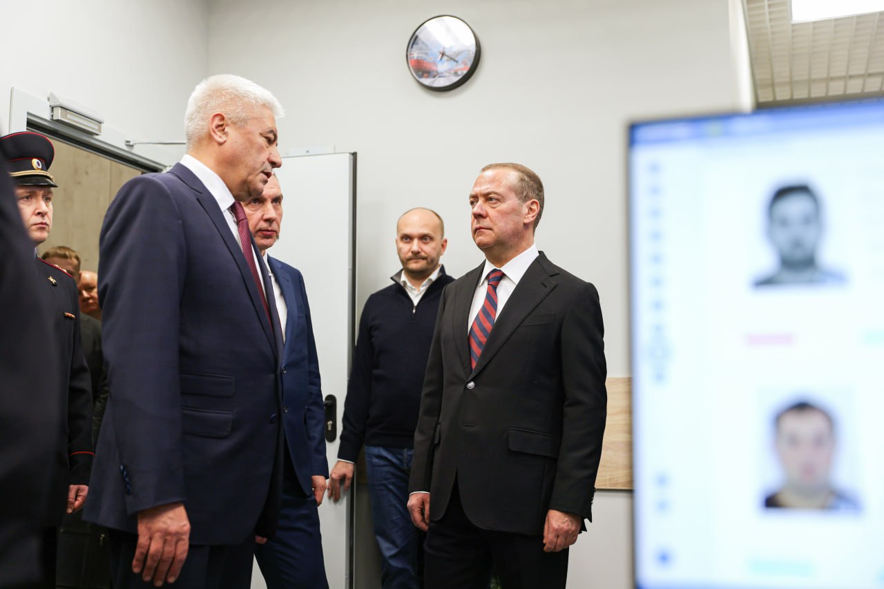 Медведев проверил в Шереметьеве внедрение новых правил въезда в Россию Замглавы Совета безопасности посетил пункт пропуска в московском аэропорту Пребывание каждого мигранта в нашей стране должно быть абсолютно прозрачным а каждый его шаг виден административным и правоохранительным органам написал Дмитрий Медведев в ВКонтакте по итогам посещения Он также подчеркнул что иностранный гражданин чья деятельность не верифицирована органами власти подлежит безусловному выдворению из России Сегодня наша страна совершенствует систему контроля в миграционной сфере чтобы иметь объективную картину и оперативно выявлять преступников Правительство Москвы активно участвует в работе по оснащению биометрическим оборудованием ещё 11 КПП Подписаться на Говорит Москва Telegram VK MAX