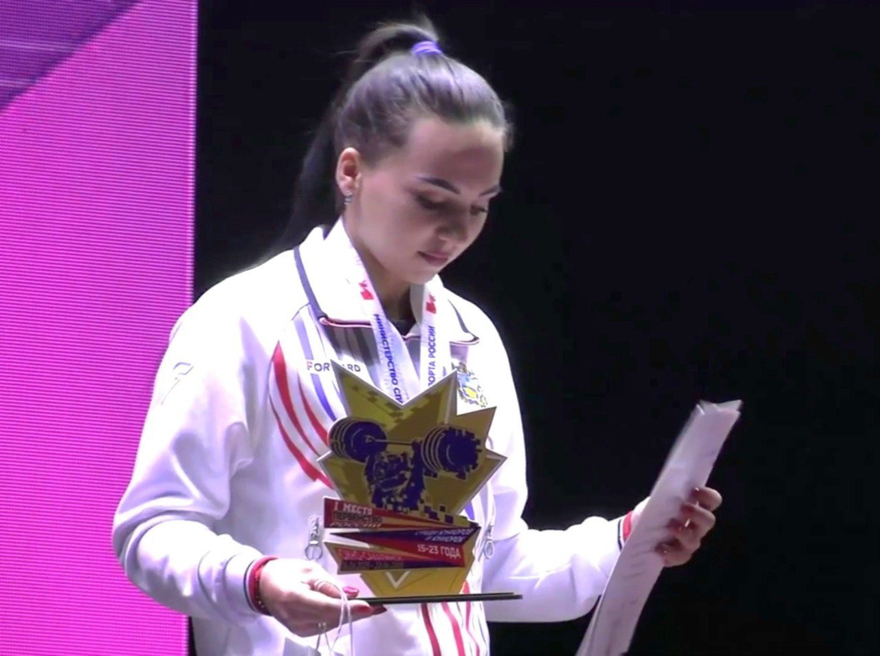 Спортсменка из Новоалександровска - чемпионка России по тяжёлой атлетике С 16 по 23 июня в Южно-Сахалинске на базе спортивной школы «Кристалл» проходит ПЕРВЕНСТВО РОССИИ ПО ТЯЖЕЛОЙ АТЛЕТИКЕ СРЕДИ МОЛОДЕЖИ 15-23 ЛЕТ Первый же соревновательный день принёс Виктории Смоляковой, спортсменки из новоалександровской спортивной школы, звание чемпиона России. Среди юниорок весовой категории до 49 кг Виктория показала вот такие результаты: РЫВОК 70 кг – 1-е место ТОЛЧОК 85 кг - 1-е место СУММА ДВОЕБОРЬЯ -155 кг - 1-е место. Готовит Викторию тренер-преподаватель по тяжёлой атлетике МБУДО «Спортивная школа» мастер спорта СССР по тяжёлой атлетике, мастер спорта России международного класса по пауэрлифтингу, спортивный судья Всероссийской категории по тяжёлой атлетике Игорь Николаевич Смоляков.
