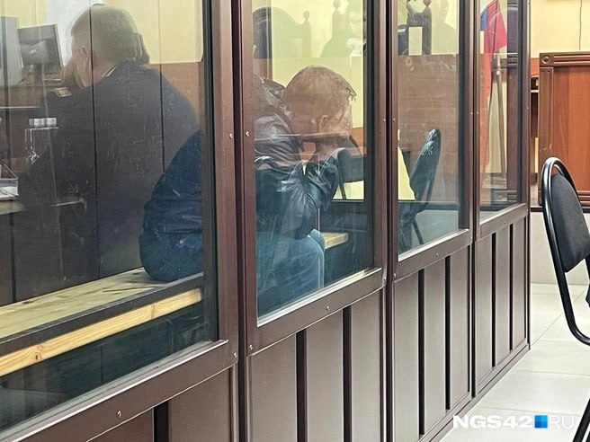 Коляденко отправили под стражу, а в зал следом завели мужа вице-губернатора Кузбасса Ольги Турбабы Александр прячет лицо от журналистов, да и в зале ему смотреть не на кого - в отличие от предыдущего заседания, вторая половинка не пришла поддержать любимого. Следователь заявил, что обвиняемый пытался подделать документы, когда узнал, что его могут арестовать. Правоохранитель считает, что мужчину нужно отправить в СИЗО. У него есть круг влиятельных знакомых, а супруга и вовсе замгубернатора по внутренней политики, — заявил силовик. Кроме того, на его счетах есть крупные суммы, которые он может использовать, чтобы сбежать от следствия. ⏹ Подписаться Прислать новость