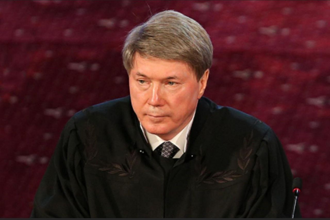 Высшая квалификационная коллегия судей 27 ноября рассмотрит вопрос о прекращении отставки экс председателя Краснодарского краевого суда Александра Чернова из за нарушения антикоррупционного законодательства Об этом сообщается на сайте ВККС Основанием служит п 6 ст 15 Закона О статусе судей в Российской Федерации который предусматривает прекращение отставки при нарушении коррупционных ограничений и несоблюдении запретов С окончанием отставки судья теряет не только гарантии личной неприкосновенности но и пожизненное денежное обеспечение и привилегии которые полагаются ему по должности Александр Чернов руководил Краснодарским краевым судом с 1994 года В 2019 году по достижении предельного возраста в 70 лет он подал в отставку Попытки продолжить карьеру в кассационной системе где возрастные ограничения не действуют завершились неудачей В августе 2025 года Красногорский городской суд Московской области удовлетворил антикоррупционный иск Генеральной прокуратуры РФ об изъятии у Александра Чернова и соответчиков в пользу государства имущества и активов на сумму 13 млрд руб Проверку соблюдения судьей антикоррупционных норм инициировал генеральный прокурор Игорь Краснов который в сентябре возглавил Верховный суд Перейти в наш канал МАХ Подпишись поделись krasnodarkray1 Прислать видео новость