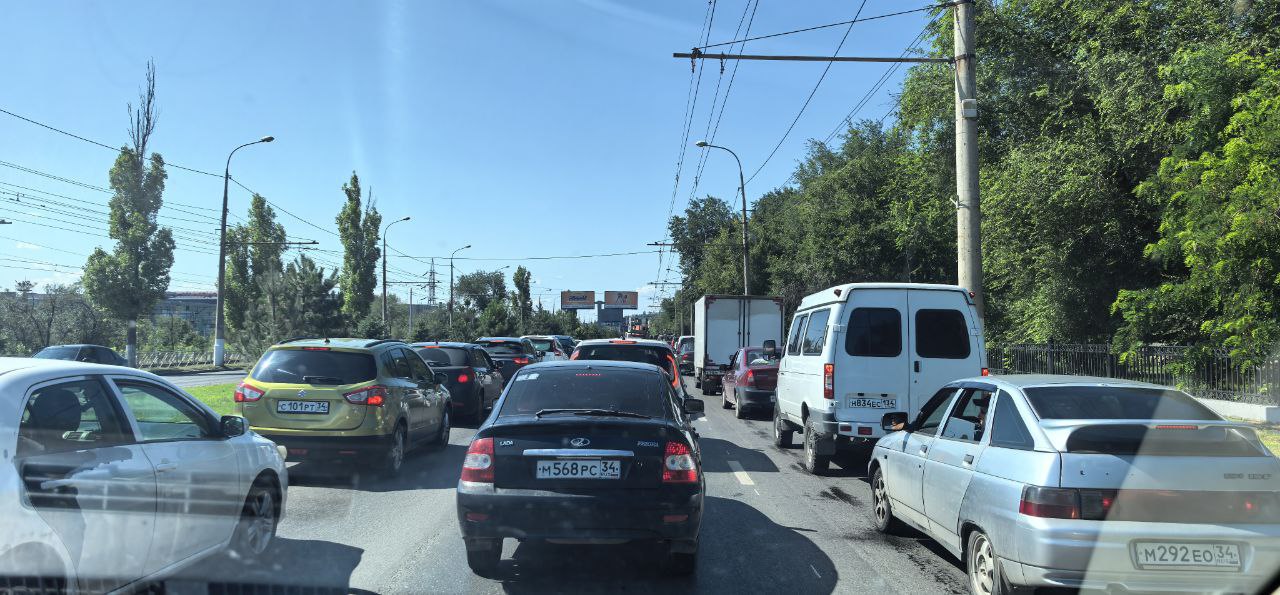 Авария на контактной сети троллейбуса вызвала огромную пробку на Первой продольной магистрали. Горожане сообщают о плотном заторе на всех трех рядах, в мэрии уточнили, что сбой коснулся только одного из трех троллейбусных маршрутов, проходящих по Краснооктябрьскому району.  В администрации Волгограда подтвердили нарушение на контактной сети троллейбусов, однако уточнили, что в 11:15 движение было восстановлено:  — Повреждение контактной сети произошло в районе остановки «Площадь Возрождения». Троллейбусные маршруты № 8а и 10, на которых работают машины с автономным ходом, продолжали работу в штатном режиме, — сообщили в администрации Волгограда. — Сбой в движении коснулся маршрута № 9, однако сейчас троллейбусы входят в действующий график движения.  Фото: Алексей Ульянов / Telegram