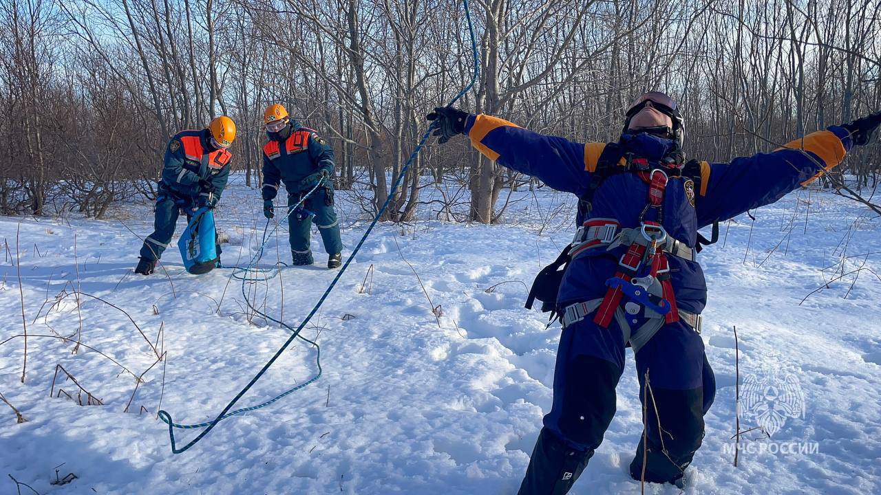 Камчатские спасатели провели учения по беспарашютному десантированию в труднодоступных районах на побережье Тихого океана и в лесной зоне Отметим что во время тренировки специалисты выполнили около 30 спусков с 20 метровой высоты отработав навыки быстрого попадания в потенциально опасные территории Подписаться Предложка Чат
