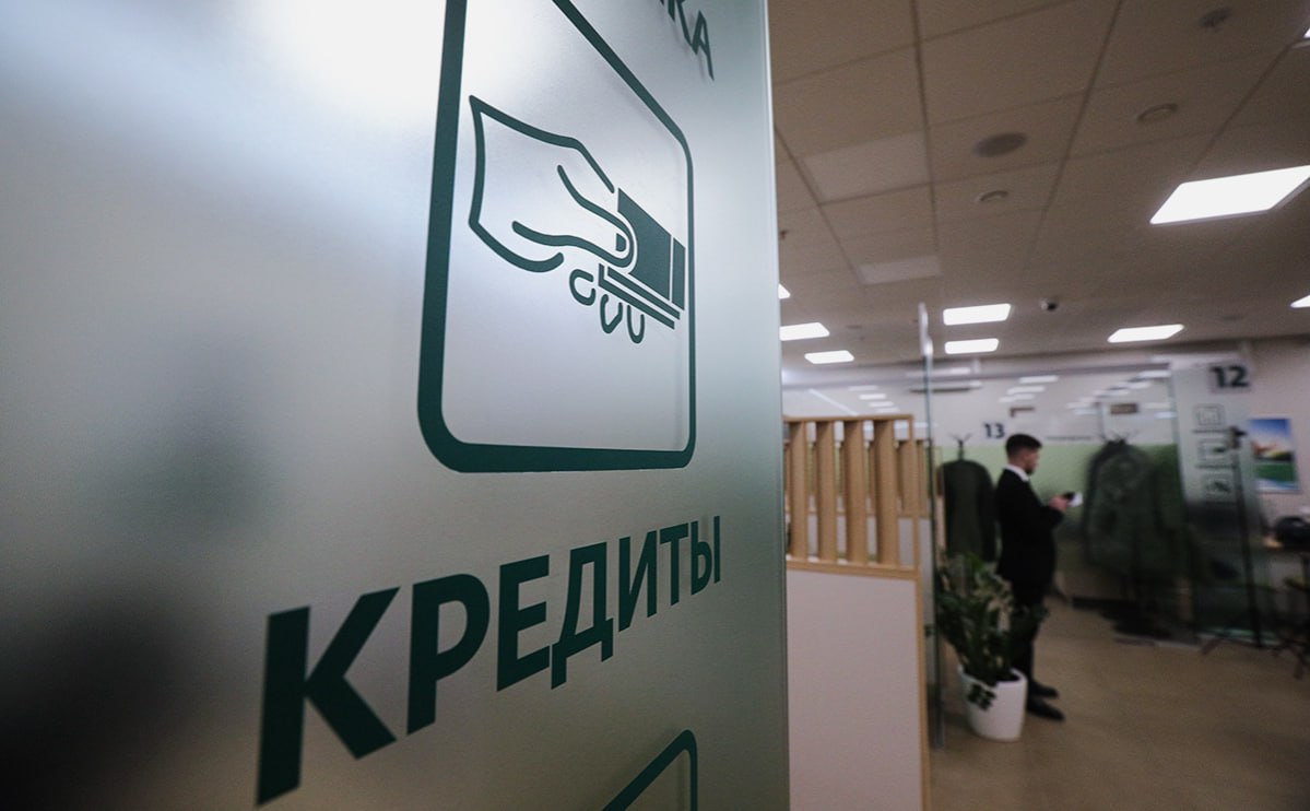 Кредитный портфель бизнеса Адыгеи за год превысил 42 млрд рублей  Кредитный портфель юридических лиц и индивидуальных предпринимателей Адыгеи на 1 июля 2025 года составил 42,2 млрд рублей. За год он увеличился более, чем на 20%. При этом на аналогичную дату прошлого года прирост портфеля был заметно выше — 68,5%.  — Замедление роста кредитования — это результат решений Банка России по ключевой ставке. Высокая ключевая ставка служит основным инструментом для сдерживания избыточного внутреннего спроса и снижения общего уровня цен. Текущие темпы роста кредитного портфеля способствуют более сбалансированному развитию экономики и возвращению инфляции к цели. Достичь уровня инфляции в 4% мы планируем в 2026 году, — отметил управляющий Отделением Банка России по Адыгее Сергей Самойленко.  Наибольшую долю в корпоративном портфеле на начало июля занимали кредиты компаниям республики, осуществляющим операции с недвижимостью  45,7% , обрабатывающим производствам и предприятиям сельского хозяйства  по 17,6% соответственно . Основной вклад в динамику роста кредитного портфеля внёс малый и средний бизнес, обязательства которого за год увеличились на 19,8%, до 36,2 млрд рублей.