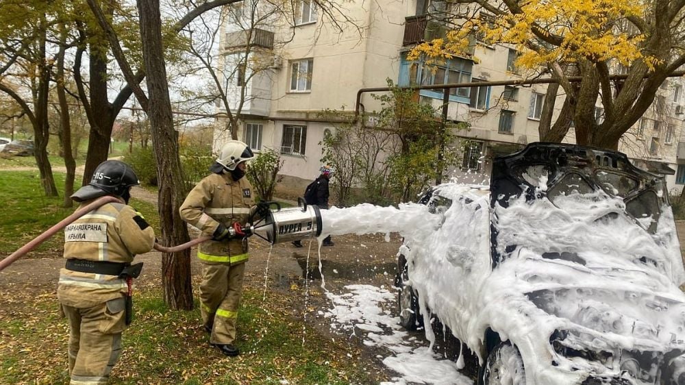 В Феодосии девушка пострадала, пытаясь потушить автомобиль ⁠ Днем 2 декабря в поселке Приморский под Феодосией произошло возгорание легкового автомобиля Chevrolet Niva. К сожалению, по информации пресс-службы МЧС по Крыму, в результате происшествия есть пострадавшие.  Пострадала девушка, пытаясь самостоятельно потушить загоревшийся автомобиль. Ее доставили в медицинское учреждение с признаками отравления продуктами горения.  По данным МЧС, огонь охватил площадь в четыре квадратных метра. Пожарные, оперативно прибывшие на место происшествия, быстро справились с возгоранием....  Подробнее>>>