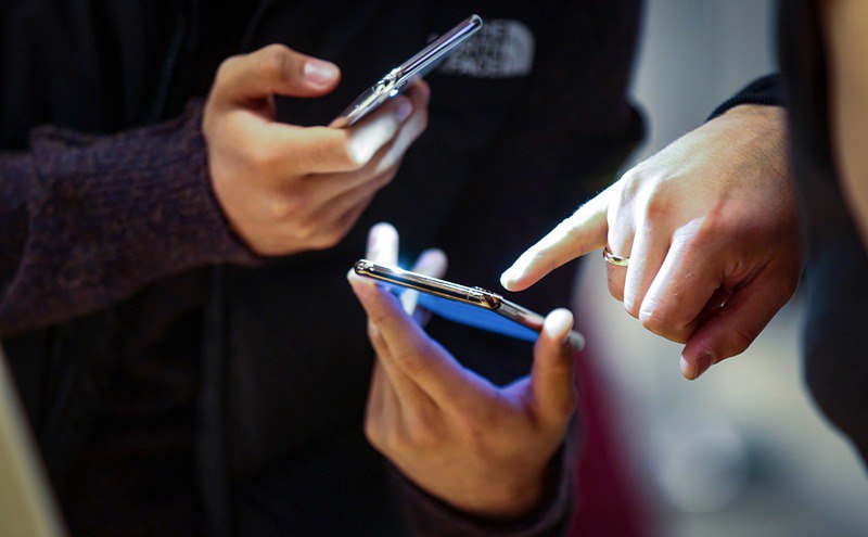 В России запущен аналог WhatsApp и Telegram. Новый мессенджер называется Max Сегодня об этом на совещании с членами правительства доложили Владимиру Путину. По словам главы Минцифры Максута Шадаева российский мессенджер по своей базовой функциональности сопоставим с зарубежными конкурентами. На рынок его вывела компания ВК. Новая платформа называется MAX, она абсолютно безопасна. Ее разработчики будут ориентироваться на российского пользователя, учитывать все потребности людей. И сотрудничать с государством - для удобства пользователей. В мессенджер планируется встроить упрощенный электронный паспорт. Наши граждане могут использовать MAX для предъявления цифровых документов, которые могут заменить бумажный паспорт в простых бытовых ситуациях, - подчеркнул Шадаев. Таким образом, министерство собирается развивать на основе MAX национальную платформу - для удобства и безопасности людей. А сам мессенджер можно скачать уже сейчас. Принадлежит компании Meta, признана в России экстремистской и запрещена