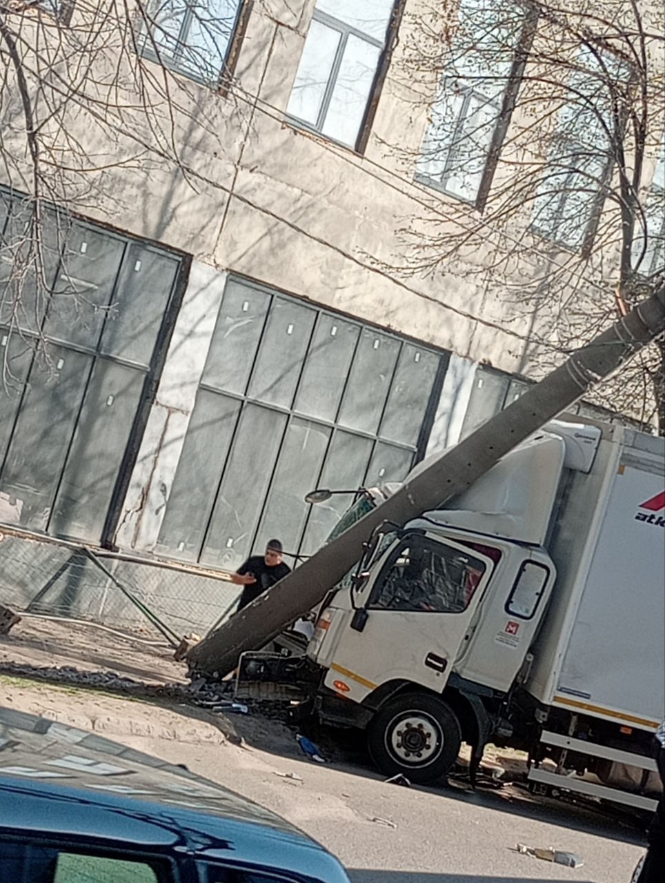 Массовое ДТП на проспекте Труда  Авария произошла у дома №63/1 в 9:00 – столкнулись Chery, «Газель» и Jac. Последнее авто по инерции отбросило в столб.  Трос со столба упал на ехавшие под ним ISUZU, Haval и задел припаркованные Hyundai и Geely.  Пострадал водитель Chery. Его госпитализировали.   Большой воронежский. Подписаться