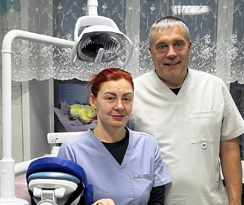 В поселке на севере Бурятии появилась семейная пара врачей стоматологов Вячеслав и Ксения Гаркуша приехали в Новый Уоян по госпрограмме Земский доктор Они стали частью коллектива Нижнеанграской ЦРБ Вячеслав Вячеславович и Ксения Александровна родились в Харькове Окончив Харьковский государственный медицинский университет работали в студенческой больнице В 2017 году семейная пара переехала в Россию в Усолье Сибирское Иркутской области Там они работали в частной клинике до 2025 года Новый год врачи встретят уже в Новом Уояне Решение нами было принято молниеносно Первые впечатления изумили нас В поселке хорошая поликлиника рабочее место оборудовано новой классной установкой все необходимое для работы есть Коллектив участковой больницы были рады принять новых врачей А какая замечательная природа Нам все очень понравилось делятся супруги Пара увлекается спортом любит кататься на коньках и путешествовать с семьей на машине Глава семьи увлекается рыбалкой Программа Земский доктор помогает привлекать квалифицированных специалистов в сельские медучреждения поддерживая развитие здравоохранения по нацпроекту Продолжительная и активная жизнь Правительство Бурятии в MAX