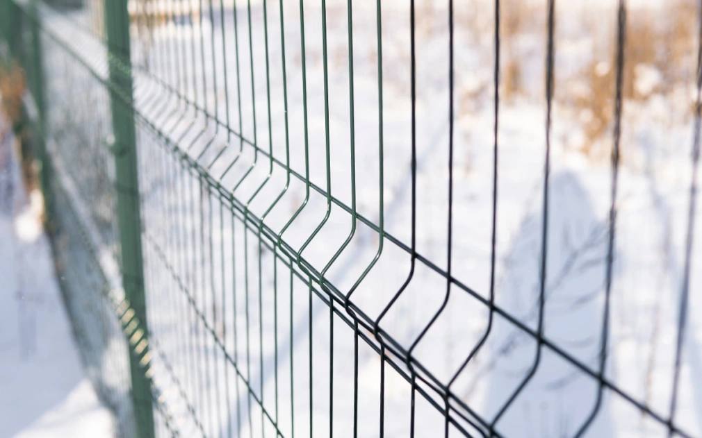 Госдума упростила порядок перераспределения земельных участков  В России предприниматели теперь смогут как и физлица исправлять неудобные или сложные границы земельных участков например изломанные линии мешающие использованию и строительству Площадь участка можно увеличивать до 1 тыс кв м  Ранее требовался отдельный проект межевания стоимостью 450 500 тыс руб Новый закон распространяет процедуру на бизнес плату рассчитывают пропорционально увеличению площади а регионы могут сделать её бесплатной для отдельных категорий граждан законы Фото Volodymyr Shtun Shutterstock FOTODOM Читать РБК Недвижимость в Telegram