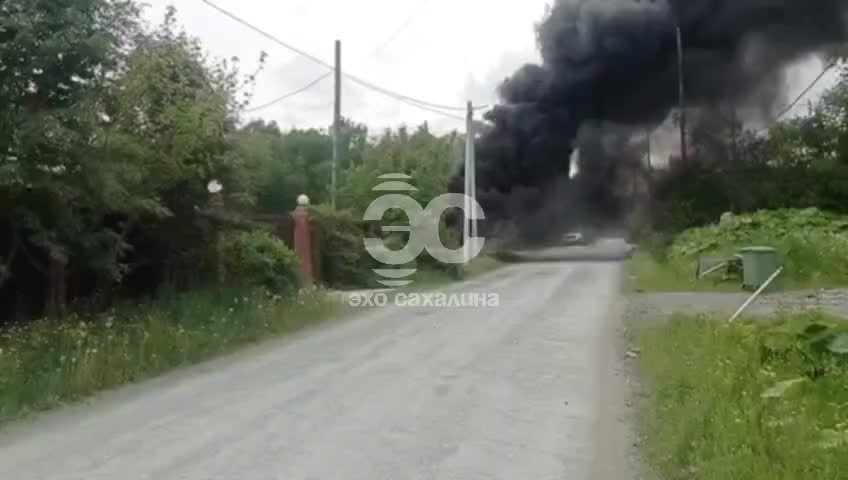 Пожар на катере в Южно-Сахалинске: тушение продолжается