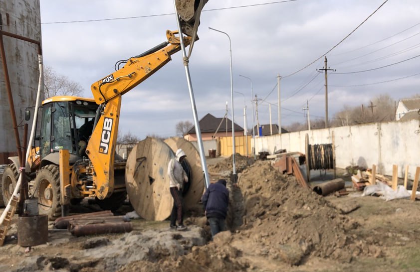 В Южно-Сухокумске завершается строительство новой системы водоснабжения  В рамках проекта был построен новый 11-километровый водовод, резервуар для воды, доставлены новые погружные насосы, пробурены 6 артезианских скважин.  Сейчас подрядчик ведет работы по монтажу периметрового освещения, выкачку грунтовых вод, ила и песка из скважин.  Завершение работ осложняют неблагоприятные погодные условия и морозы.  Проект реализуется в рамках программы «Чистая вода» нацпроекта «Жилье и городская среда».