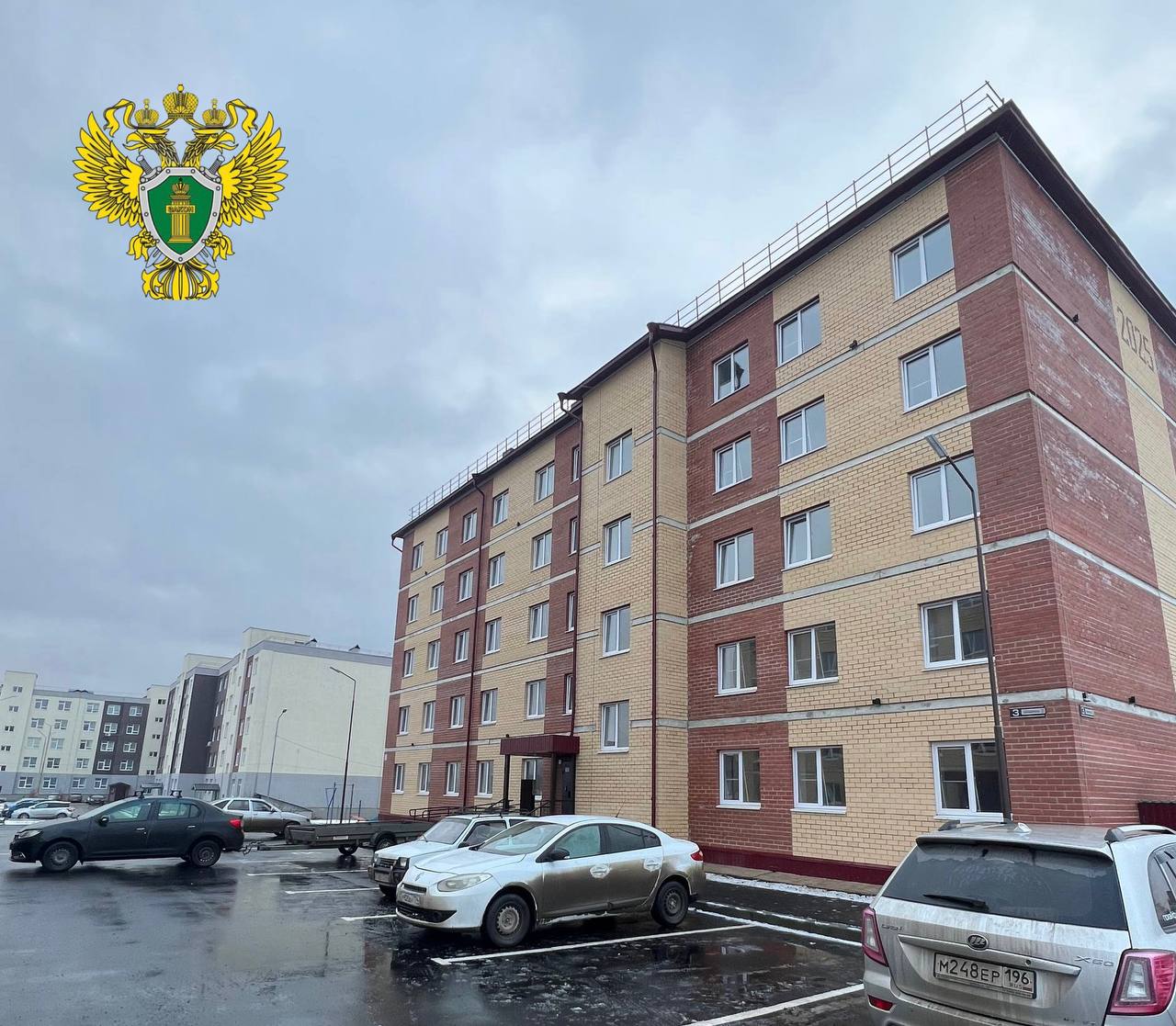 В Камышлове по требованию прокуратуры молодому человеку оставшемуся в несовершеннолетнем возрасте без попечения родителей предоставлена благоустроенная квартира в новостройке Камышловская межрайонная прокуратура провела проверку по обращению местного жителя о нарушении его жилищных прав В ходе надзорных мероприятий установлено что заявитель относится к категории лиц оставшихся без попечения родителей поскольку его мать умерла отцовство юридически не установлено в несовершеннолетнем возрасте он находился под опекой бабушки В мае 2025 года управлением социальной политики 8 заявителю отказано в постановке на учет для предоставления жилого помещения специализированного фонда Свое решение учреждение мотивировало тем что молодым человеком не были представлены документы подтверждающие уважительность пропуска срока обращения в уполномоченные органы с заявлением о предоставлении квартиры поскольку данное заявление должно быть подано до достижения возраста 23 лет В связи с выявленными нарушениями Камышловский межрайонный прокурор направил в суд исковое заявление о возложении на управление социальной политики 8 обязанности включить молодого человека в список детей сирот и детей оставшихся без попечения родителей нуждающихся в обеспечении жильем В судебном заседании прокурор доказал уважительность причин пропуска срока обращения с заявлением о постановке на учет Камышловский районный суд удовлетворил исковые требования прокурора После вмешательства надзорного ведомства в декабре 2025 года молодому человеку вручены ключи от благоустроенной квартиры в новостройке г Камышлов