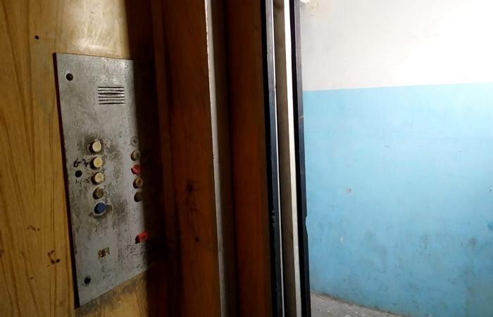 Лифт рухнул с шестого этажа в Астрахани В одном из многоквартирных домов Астрахани кабина лифта сорвалась с шестого этажа. В момент падения внутри находился ребенок. К счастью, он отделался только ушибом.