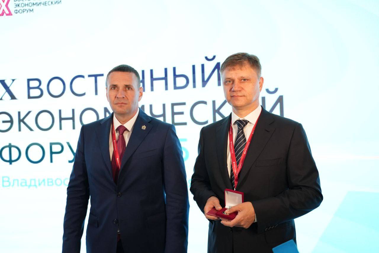 Дмитрий Демешин наградил главу ОАО РЖД Олега Белозерова почетным знаком За заслуги перед Хабаровским краем