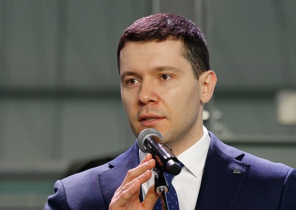 Антон Алиханов сообщил о разработке концепции биоэкономики до 2050 года Ключевыми задачами нацпроекта станут капитализация ресурсного потенциала страны и вывод России в лидеры мирового биотехнологического рынка В проектировании участвует научно исследовательский центр Курчатовский институт По словам министра промышленности и торговли биоэкономика рассматривается как долгосрочное направление выходящее за рамки профильного национального проекта который станет стартовым этапом нового вектора экономики Алиханов добавил что основные усилия сосредоточены на развитии отрасли до 2035 года а стратегическое планирование охватывает несколько десятилетий вперёд Минпромторг уже оказал поддержку более 30 биотехнологическим проектам на сумму около пяти миллиардов рублей с 2018 по 2024 год Подписаться на Говорит Москва Telegram VK MAX