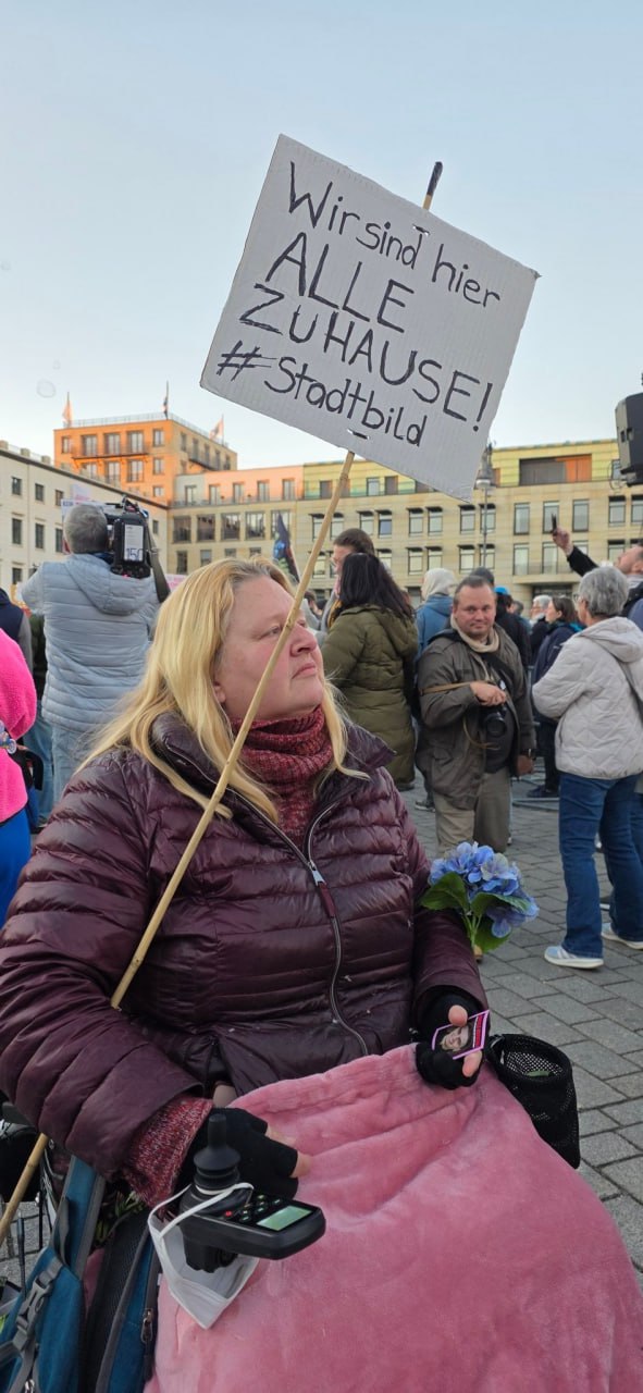 В Берлине прошел митинг против Мерца после его фразы про мигрантов в облике города В воскресенье возле Бранденбургских ворот прошла демонстрация Берлин это город для всех По подсчетам полиции на ней были почти 2 тысячи человек На пресс конференции сегодня канцлер Мерц заявил что ничего о ней не знает Ранее Фридрих Мерц обещал выбить почву из под ног крайне правой АдГ благодаря своей политике по ограничению миграции в Германию После чего заявил что еще много предстоит сделать если судить по облику немецких городов Многие обвинили Мерца в расизме Сначала он заявил что его неправильно поняли однако теперь канцлер говорит что был прав У вас есть дочери Женщины всё меньше чувствуют себя в безопасности в городах Так что я не собираюсь отказываться от своих заявлений Сейчас АдГ первая по популярности в стране партия по последним опросам за крайне правых готовы проголосовать 27 жителей Германии а за партию Мерца на 2 меньше