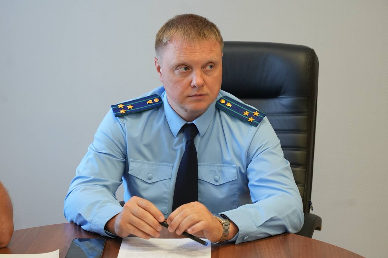 Прокуратура Красноярского края организовала проверку по публикациям СМИ о росте цен на услуги легкового такси на фоне перебоев в работе мобильного интернета Установлено, что в связи с отсутствием Интернета количество водителей, подключившихся к агрегаторам услуг легкового такси, значительно уменьшилось, что привело к существенному росту стоимости перевозки. Этот вопрос сегодня обсуждался на рабочем совещании в прокуратуре края с участием представителей региональной антимонопольной службы. На нем принято решение об организации совместных проверок деятельности «служб» такси с особым акцентом на обоснованности увеличения цен в период отсутствия мобильного интернета, законности их формирования. К проверкам будут привлечены все заинтересованные ведомства, включая региональное министерство транспорта и Службу Ространснадзора. Также прокуроры на местах провели встречи с представителями «служб» такси, на которых предпринимателями принято решение об увеличении количества задействованных водителей и работников диспетчерских служб для передачи информации о заказах без использования сети Интернет. В целях недопущения нарушений прав пассажиров прокуроры объявили перевозчикам предостережения. Проведение проверки, ее результаты и динамика цен услуг такси находятся на контроле краевой прокуратуры.