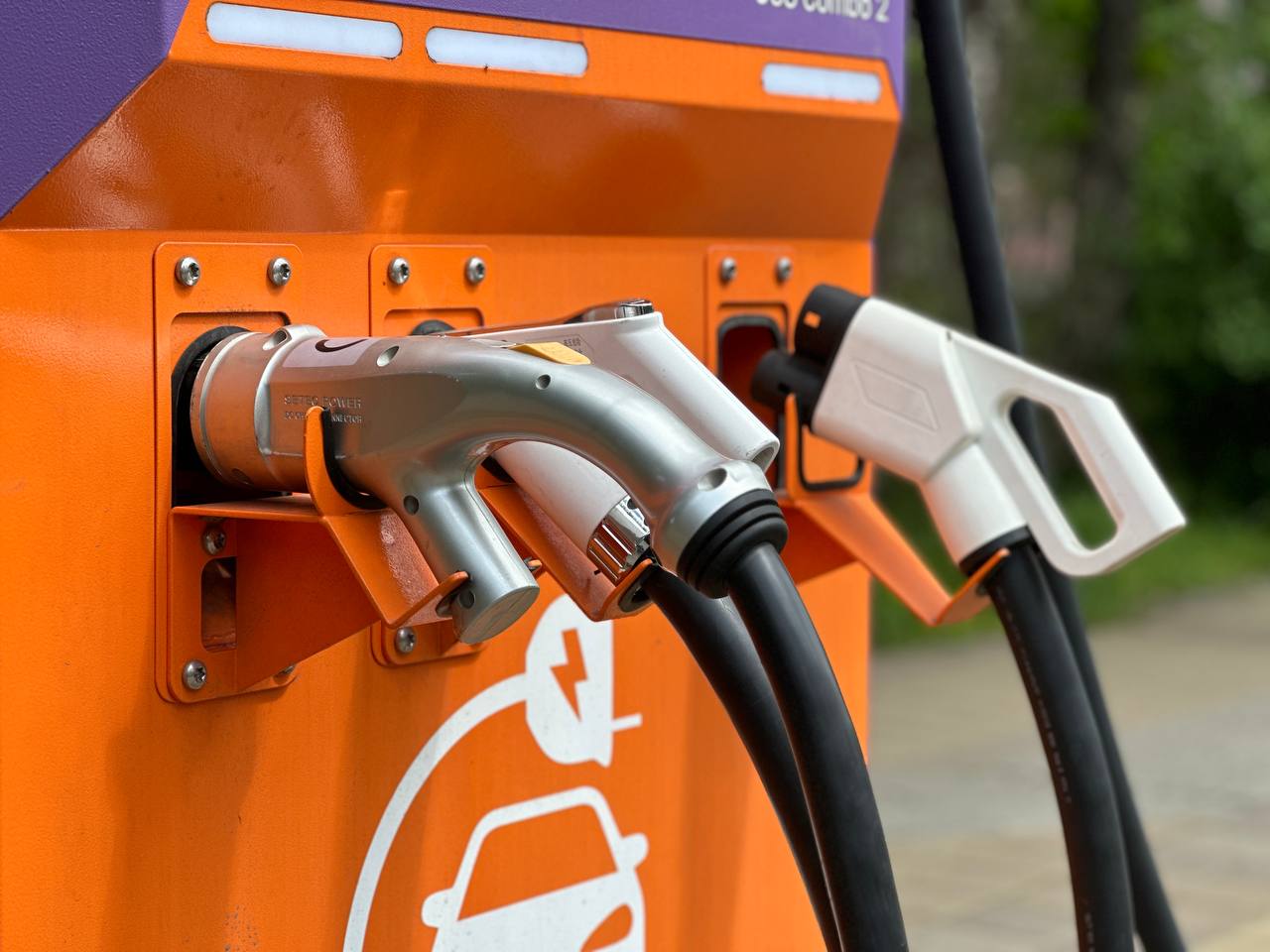 Число станций зарядки электромобилей на Дону выросло в 1 8 раза в 2025 году Число зарядных станций для электромобилей в Ростовской области по состоянию на октябрь 2025 года составило 108 штук Это почти на 50 станций или на 80 больше чем насчитывалось на конец 2024 года Предполагается что Ростовская область в 2026 году будет продолжать увеличивать число зарядных станций