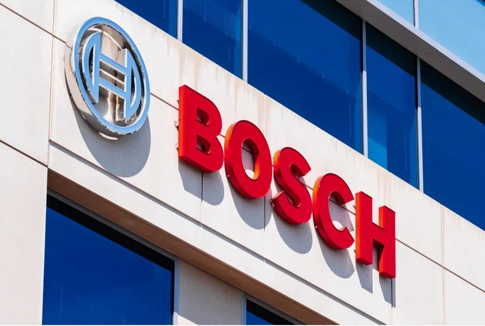 Bosch уволит многих Немецкий концерн Bosch сократит пятизначное число сотрудников в подразделении занимающемся производством автокомплектующих Ранее в июле компания сообщала о планах уволить меньшее число людей до 1 1 тысячи На такое решение повлияли высокие цены на энергоносители слабый спрос на электромобили и ввозные пошлины США