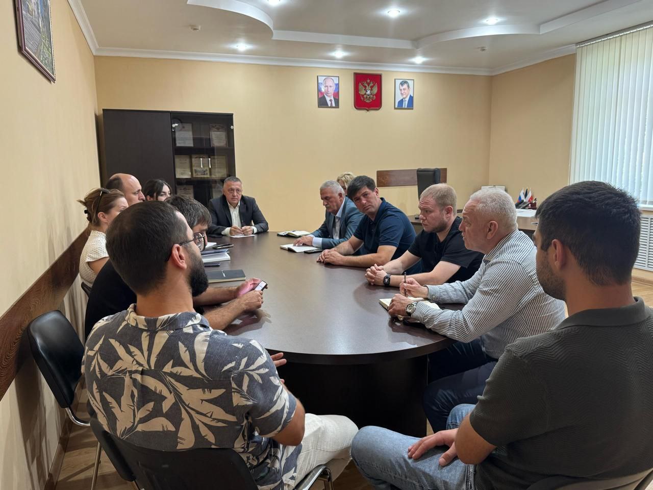 Городские власти призвали интернет-компании навести порядок с проводами В администрации Иристонского и Промышленного районов состоялось совещание, на котором руководитель района Ацамаз Дзотов призвал представителей интернет-провайдеров привести в порядок провисшие и оборванные провода на улицах Владикавказа. Дзотов потребовал в двухнедельный срок устранить «паутины» проводов, в противном случае администрация будет вынуждена прибегнуть к жестким мерам.