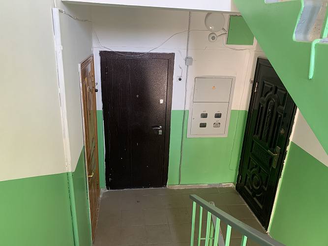 В Волгодонске наказали родителей чьи дети устроили ночёвку в подъезде Полиция Волгодонска привлекла родителей пяти несовершеннолетних к ответственности за ночёвку в подъезде Об этом рассказали в донской полиции Инцидент произошел еще 25 октября В полицию обратились жители дома Они рассказали о том что в подъезде ночевали подростки Правоохранители выяснили что инициатором был 14 летний мальчик Он хотел остаться на ночь у родственницы в одной из квартир и позвал с собой четырех друзей Но в квартиру их не пустили и подростки остались ночевать в подъезде до утра Полицейские быстро нашли всех пятерых подростков и опросили их и их родителей На мам и пап составили протоколы за ненадлежащее выполнение обязанностей по воспитанию и содержанию детей Всех несовершеннолетних поставили на профилактический учет с их семьями будет продолжаться работа по профилактике уточнили в пресс службе ГУ МВД по РО Подпишись на 1Rnd в МАХ Написать в редакцию