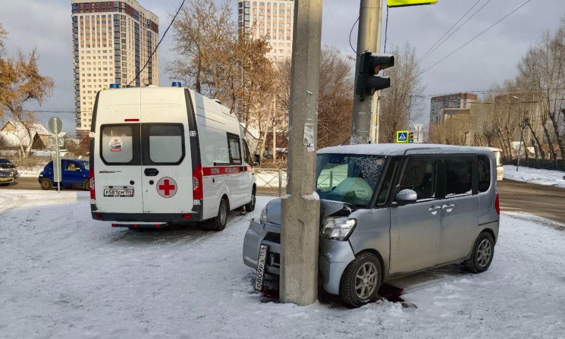 67-летний водитель иномарки погиб, врезавшись в световую опору в Новосибирске  Авария произошла 21 декабря в 11:30 в Кировском районе областной столицы. Как сообщили в городской Госавтоинспекции, пожилой водитель на автомобиле «Дайхатсу Танто» ехал по улице Тюменская со стороны Оловозаводской и у дома № 2\3 врезался в световую опору.  В результате ДТП 67-летний водитель иномарки получил травмы, несовместимые с жизнью, и скончался на месте происшествия. Ехавшая вместе с ним 63-летняя женщина с травмами была доставлена в больницу бригадой «скорой помощи».  На месте аварии работали сотрудники ГАИ и следственно-оперативная группа полиции. Обстоятельства ДТП устанавливаются.