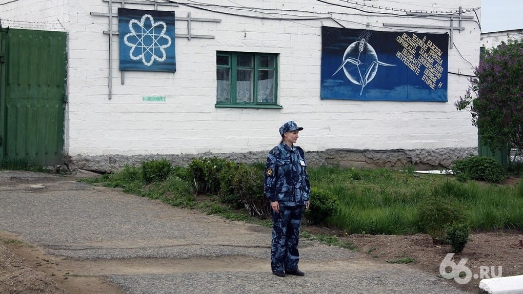 Традиционные ценности начнет охранять ФСИН Сотрудников службы исполнения наказания обязали защищать и укреплять российские духовно нравственные ценности а также сохранять культуру и историческую память Они должны уважительно относиться к жизни достоинству правам и свободам человека проявлять патриотизм гражданственность служить Отечеству и разделять ответственность за его судьбу Кроме этого ФСИН будет противодействовать вседозволенности безнравственности и отрицанию идеалов патриотизма выяснили Известия Как именно не уточняется Новости из Екатеринбурга