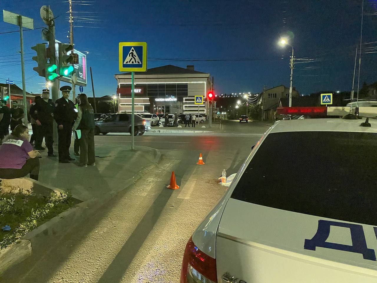 В Саратове полицейские устанавливают обстоятельства ДТП, в котором погиб несовершеннолетний По предварительным данным, сегодня около 21:15 на пересечении улиц Соколовая и Рахова водитель на автомобиле совершил наезд на пешехода девочку 2011 года рождения. От полученных травм пешеход скончалась на месте ДТП. В настоящее время сотрудники полиции работают на месте происшествия, устанавливают автомобиль и личность водителя, проводятся розыскные мероприятия.