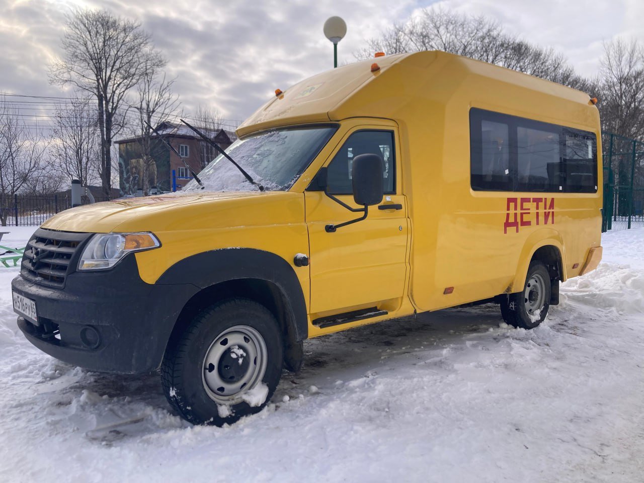 Новый автобус пополнил школьный автопарк села Советское на Сахалине  Транспорт полностью отвечает современным требованиям безопасности и комфорта при перевозке детей. Сейчас машина проходит все необходимые процедуры для введения в работу. Полностью готово к эксплуатации авто будет в феврале.   Обновление подвижного состава в районах области проводится по инициативе губернатора Валерия Лимаренко.   «В 2024 году администрация округа полностью заменили автобусы, которые работают на муниципальных маршрутах и начали обновлять коммунальную технику. В этом году работа будет продолжена»,  — сказал мэр Долинского городского округа Александр Тугарев.       ———    :     Прислать нам новость: