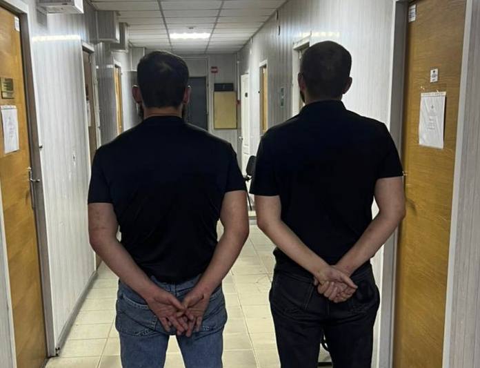 Налетчики в масках: Ростовские полицейские «по горячим следам» задержали дерзких грабителей аптеки В дежурную часть Отдела полиции № 2 УМВД России по городу Ростову-на-Дону поступило сообщение о том, что двое мужчин нанесли телесные повреждения 21-летнему фармацевту и забрали деньги из кассы. По словам пострадавшего, вечером, когда он находился на работе, в аптеку зашли двое в медицинских масках. Они сломали дверь в служебное помещение и нанесли ему четыре ножевых ранения в ногу. После этого злоумышленники, прихватив добычу, скрылись на такси, при этом, как стало известно, угрожали расправой водителю, если тот не отвезет их по нужному адресу. На розыск и задержание мужчин был ориентирован весь личный состав территориального органа внутренних дел, а также оперативники донского главка МВД во взаимодействии с бойцами Росгвардии региона. Спустя несколько часов злоумышленников задержали. Ими оказались 27 и 29-летние уроженцы республик Северного Кавказа. В отношении фигурантов полиция возбудила уголовное дело по признакам преступления, предусмотренного частью 2 статьи 162 УК РФ «Разбой». Решается вопрос об избрании меры пресечения. Похищенные деньги и препараты изъяты и будут возвращены аптеке. #gumvdro #мвд #мвд61 #МВДРоссии #полиция #ростов #ростовскаяобласть