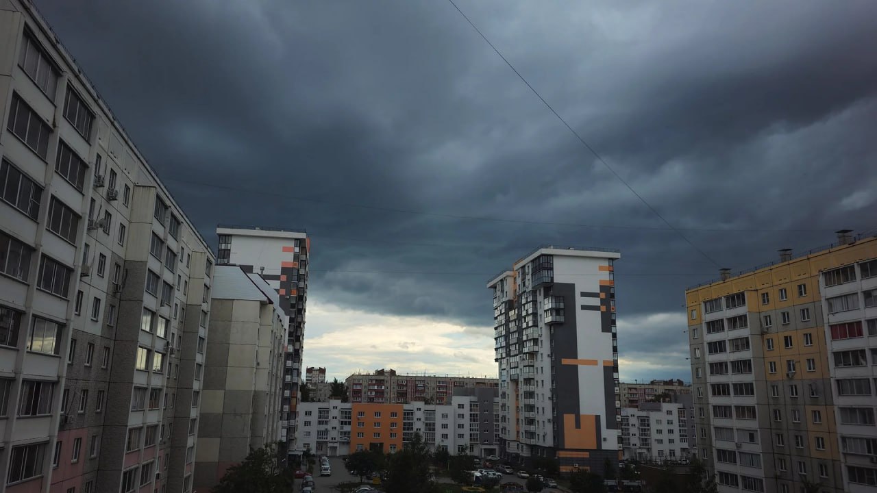 Сильные дожди и грозы накроют Челябинскую область  В четверг в регионе пройдут кратковременные дожди. В отдельных районах они будут сильными. Возможны грозы, сообщает Челябинский центр по гидрометеорологии и мониторингу окружающей среды.  Но существенного похолодания не произойдет. Температура воздуха в дневные часы будет находиться в пределах от 20°С до 25°С. Скорость юго-восточного ветра с переходом на северо-восточный составит 4-9 м/с, отдельные порывы будут достигать 14 м/с.    Фото: ГТРК "Южный Урал"    Вести Южный Урал   Челябинск